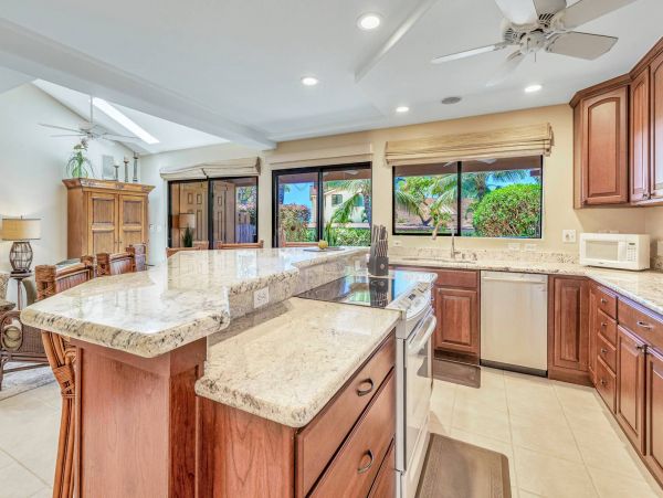 Short Walk to Beach Lahaina Vacation Condo One Bedroom