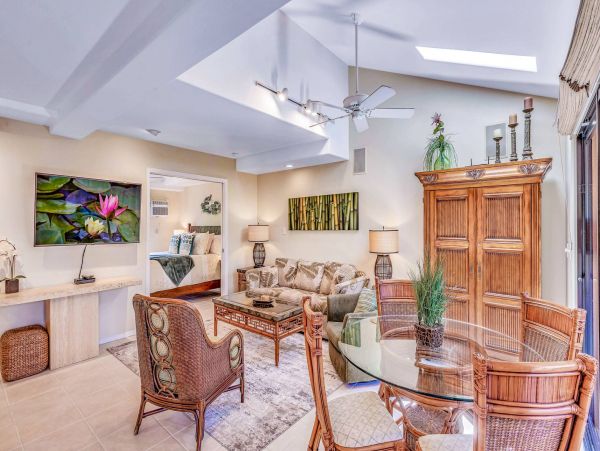 Short Walk to Beach Lahaina Vacation Condo One Bedroom