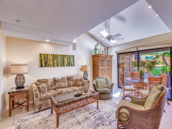 Short Walk to Beach Lahaina Vacation Condo One Bedroom