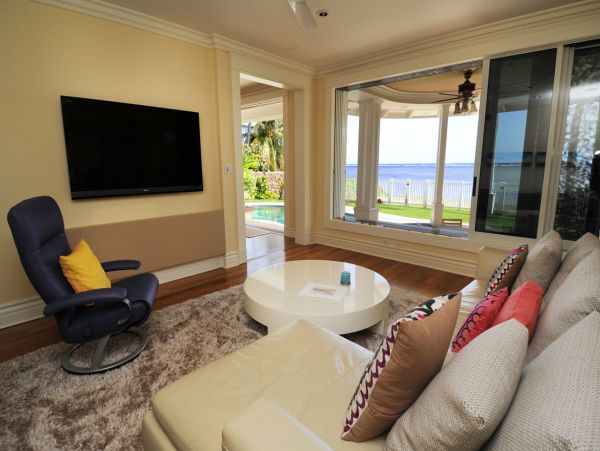Beachfront Luxury Four Bedroom Vacation Home in Oahu