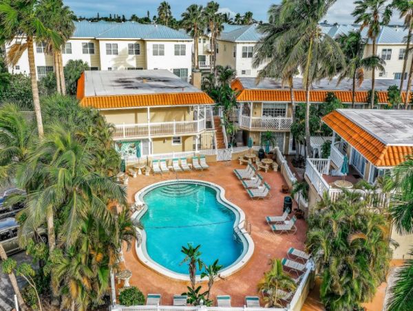 Bradenton Beach Vacation Condo Two Bedrooms Walk To Beach