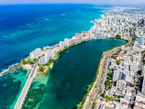 Three bedroom, 3 baths walk to beach San Juan Condo