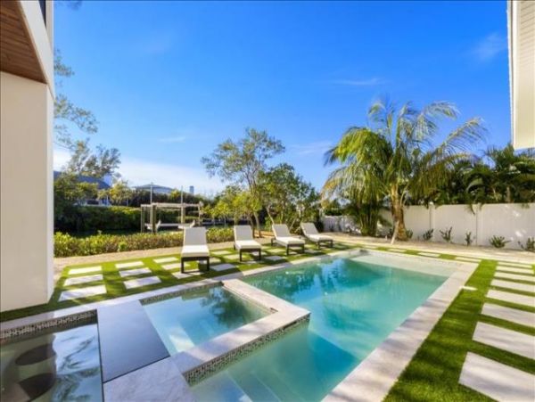 Beautiful Anna Maria Luxury Vacation Pool Home Sleeps 8