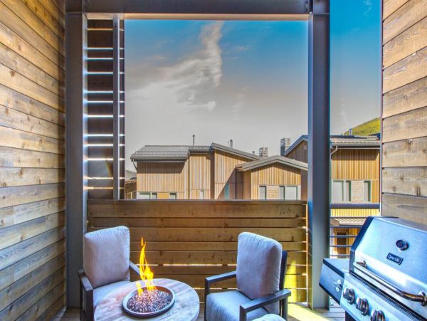 Spectacular Ski in/Ski Out Home Vacation Rental 11 Guests
