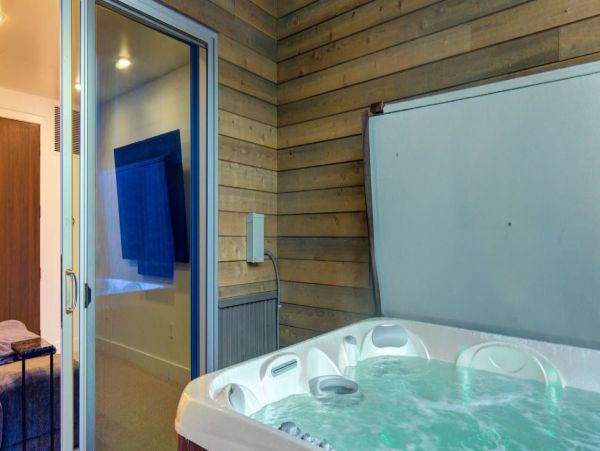 Spectacular Ski in/Ski Out Home Vacation Rental 11 Guests