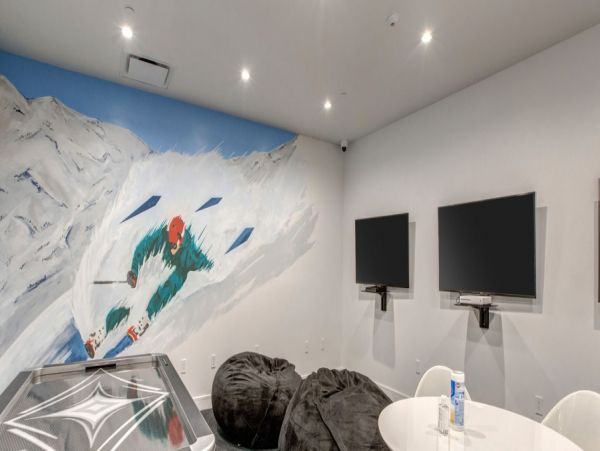 Spectacular Ski in/Ski Out Home Vacation Rental 11 Guests