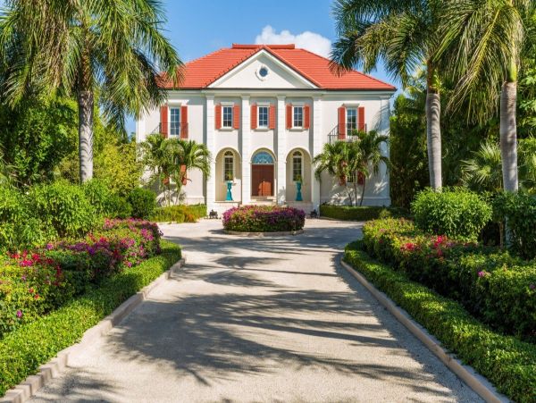 Luxury Vacation Rental on Turks and Caicos with Pool