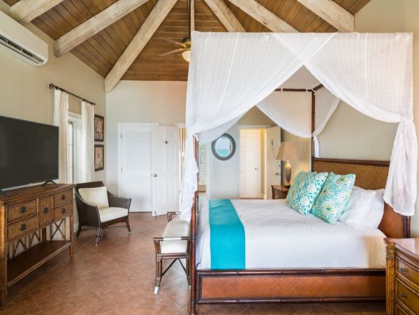 Luxury Vacation Rental on Turks and Caicos with Pool