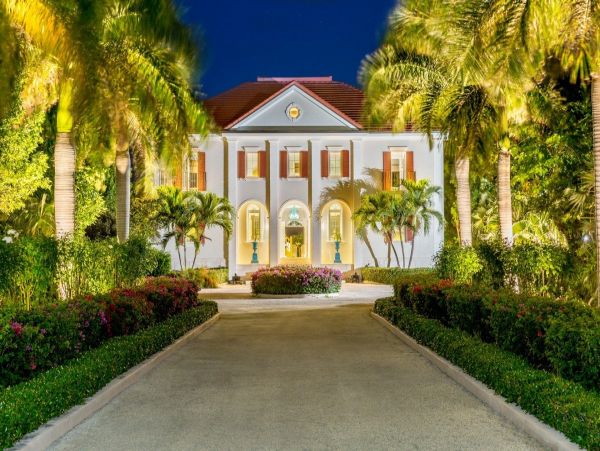 Luxury Vacation Rental on Turks and Caicos with Pool