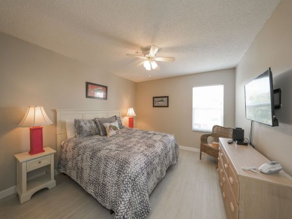 Holmes Beach Two Bedroom Vacation Condo Walk To Beach