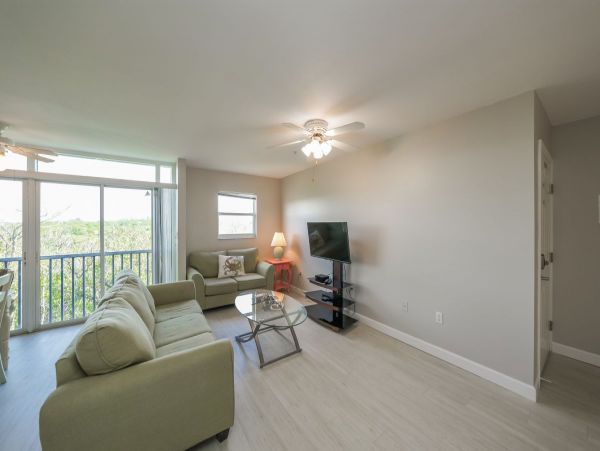 Holmes Beach Two Bedroom Vacation Condo Walk To Beach