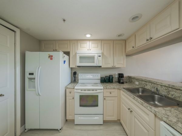 Holmes Beach Two Bedroom Vacation Condo Walk To Beach