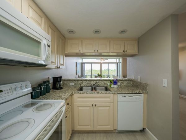 Holmes Beach Two Bedroom Vacation Condo Walk To Beach