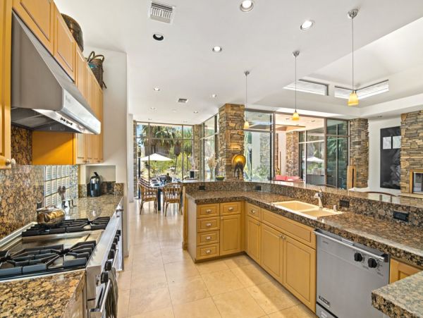 Lovely 4 Bedroom Home in Palm Desert Sleeps 8