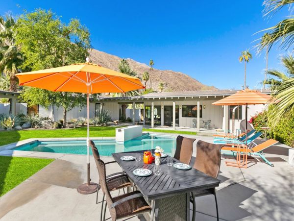 Modern Four Bedroom Home in Palm Springs Sleeps 8