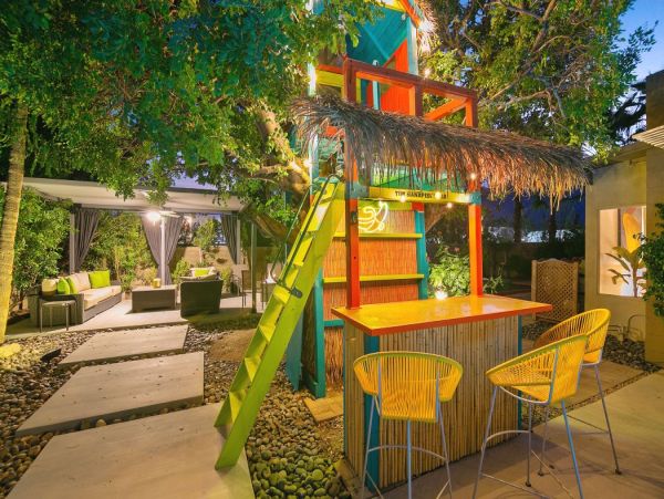 Palm Springs Three Bedroom Stylish Home With Pool and Hot Tub