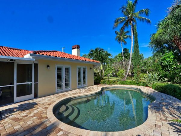 Charming Vacation Home Rental on Sanibel with Pool 6 Guests