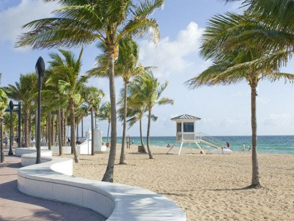 Short Walk to Hallandale Beach Vacation Condo 3 Bedroom