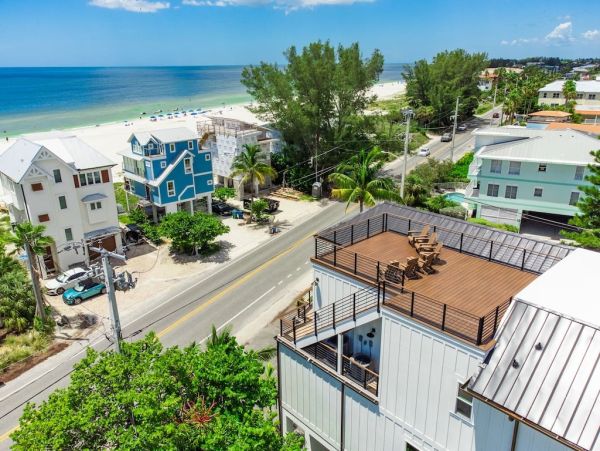Eight Bedroom Posh Vacation Home in Bradenton Beach