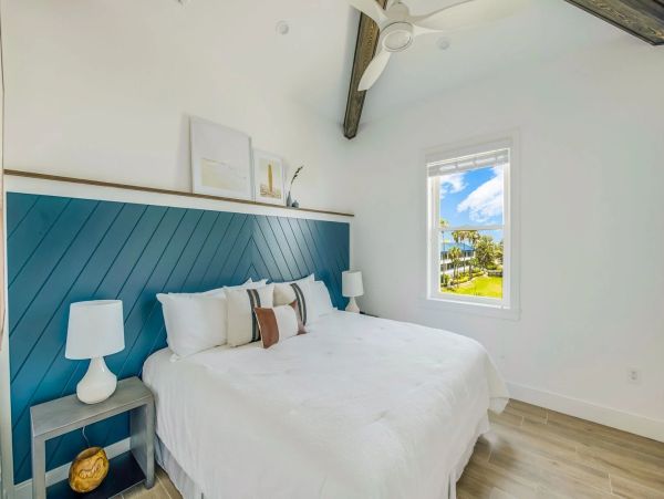 Eight Bedroom Posh Vacation Home in Bradenton Beach