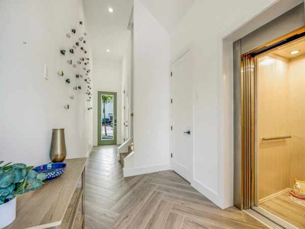 Eight Bedroom Posh Vacation Home in Bradenton Beach