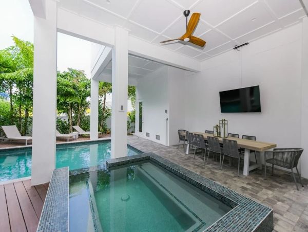 Eight Bedroom Posh Vacation Home in Bradenton Beach