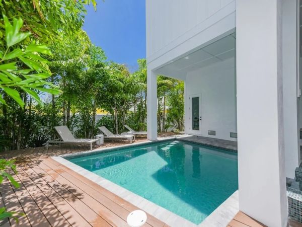 Eight Bedroom Posh Vacation Home in Bradenton Beach