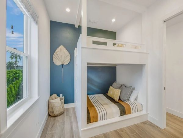 Eight Bedroom Posh Vacation Home in Bradenton Beach