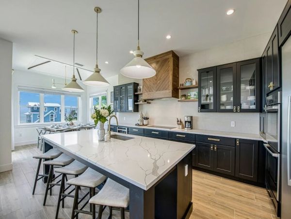 Eight Bedroom Posh Vacation Home in Bradenton Beach