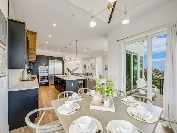Eight Bedroom Posh Vacation Home in Bradenton Beach