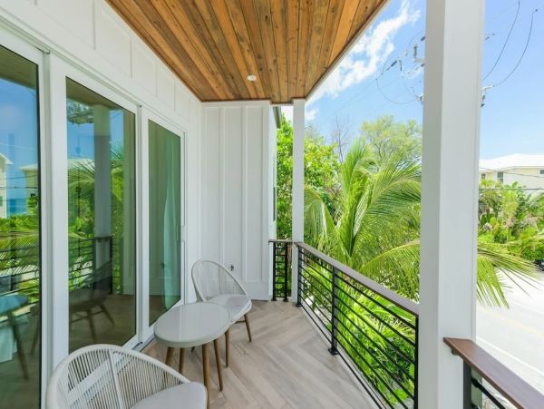 Eight Bedroom Posh Vacation Home in Bradenton Beach