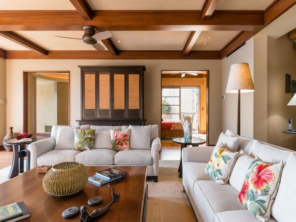 On Beach Honolulu Beach Vacation Home with 4 Bdrms