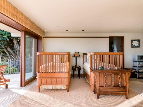 On Beach Honolulu Beach Vacation Home with 4 Bdrms