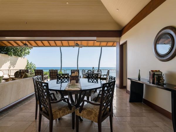 On Beach Honolulu Beach Vacation Home with 4 Bdrms