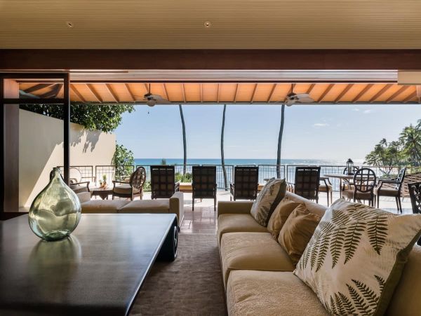 On Beach Honolulu Beach Vacation Home with 4 Bdrms