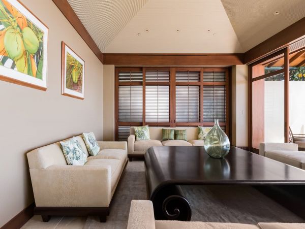 On Beach Honolulu Beach Vacation Home with 4 Bdrms