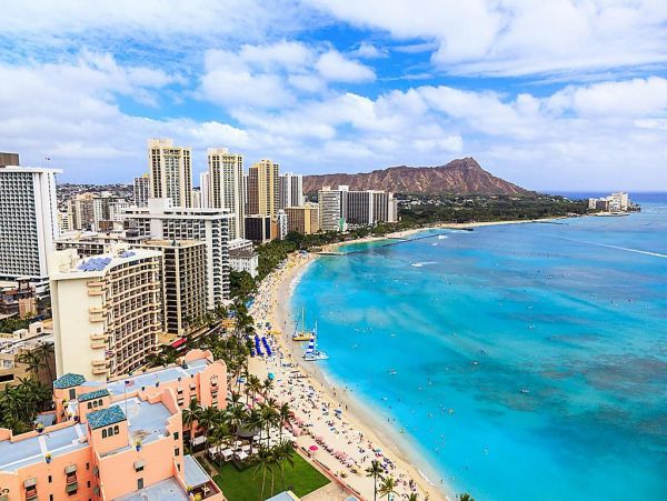 On Beach Honolulu Beach Vacation Home with 4 Bdrms