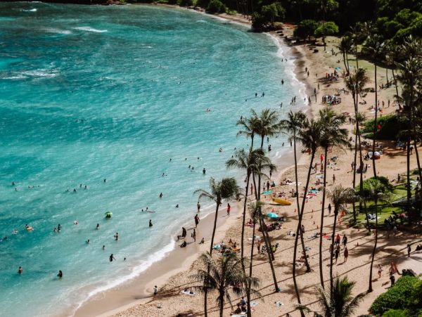 On Beach Honolulu Beach Vacation Home with 4 Bdrms