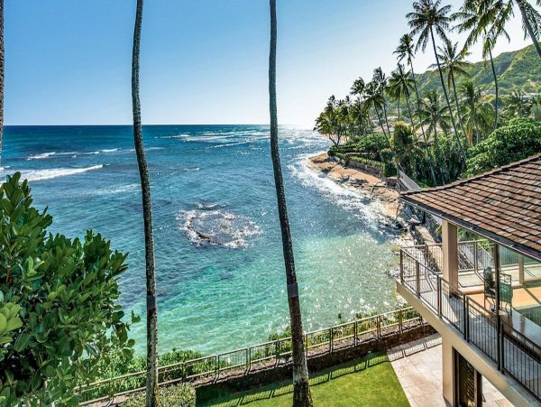 On Beach Honolulu Beach Vacation Home with 4 Bdrms