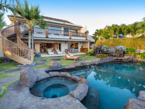 Oceanfront Luxury Six Bedroom Oahu Vacation Villa