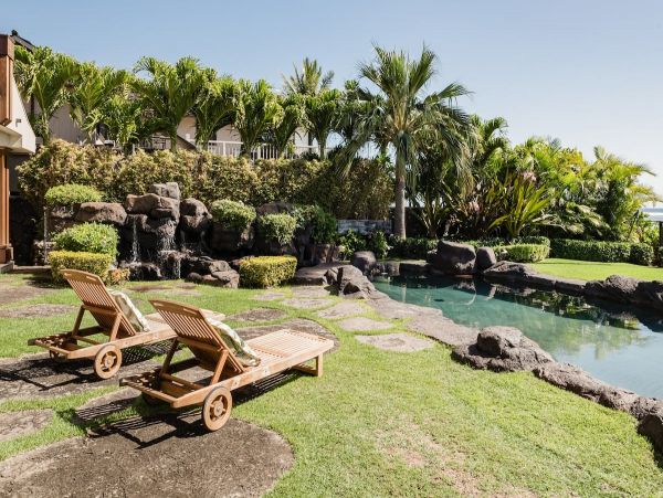 Oceanfront Luxury Six Bedroom Oahu Vacation Villa