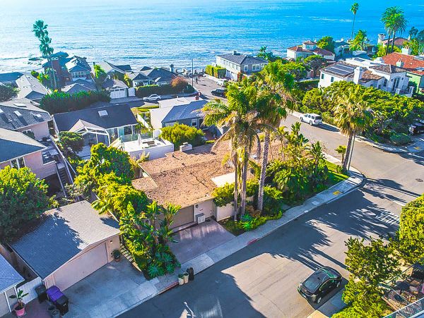 Great Indoor & Outdoor Living 4 Bedroom Home Walk to Beach