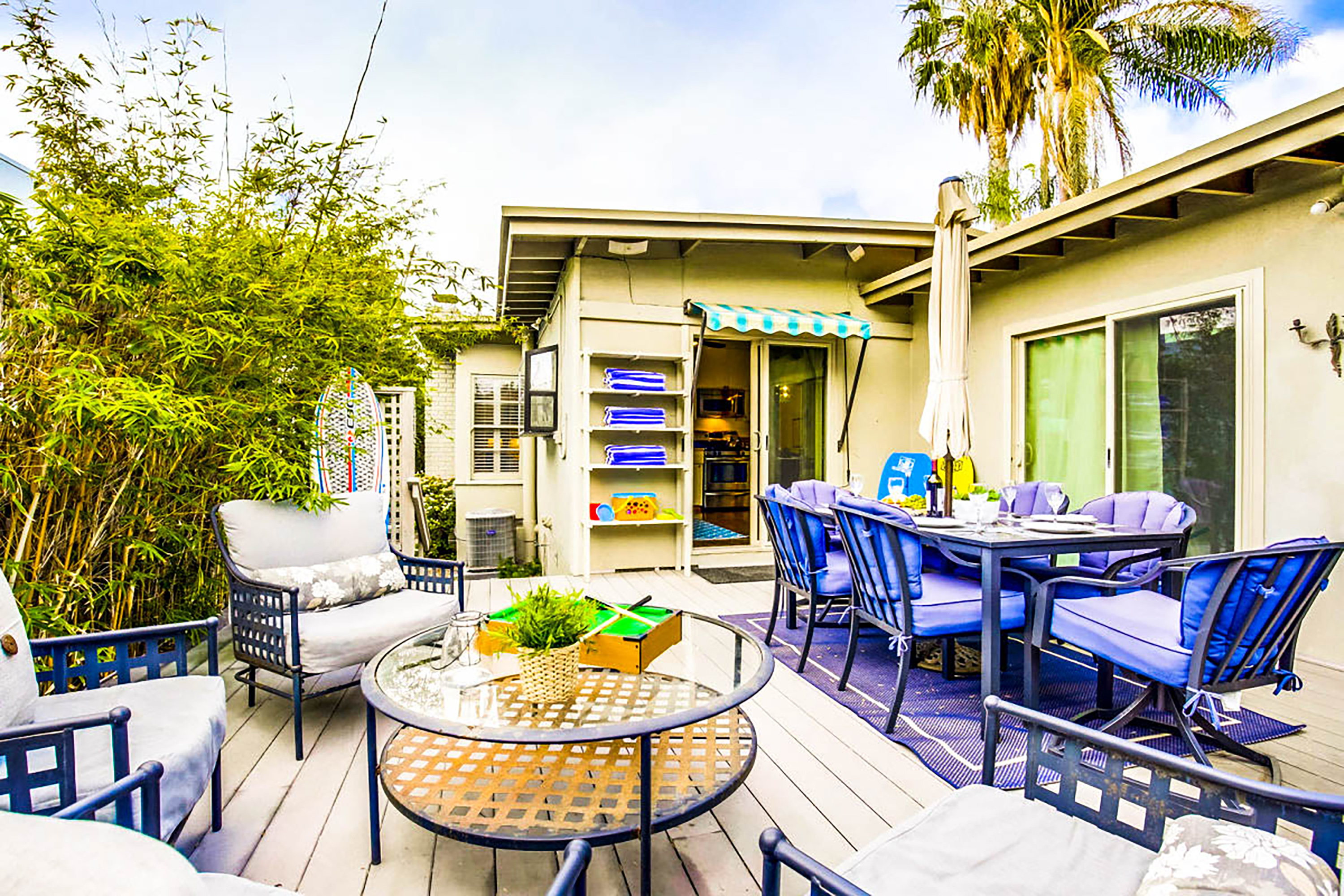 Great Indoor & Outdoor Living 4 Bedroom Home Walk to Beach