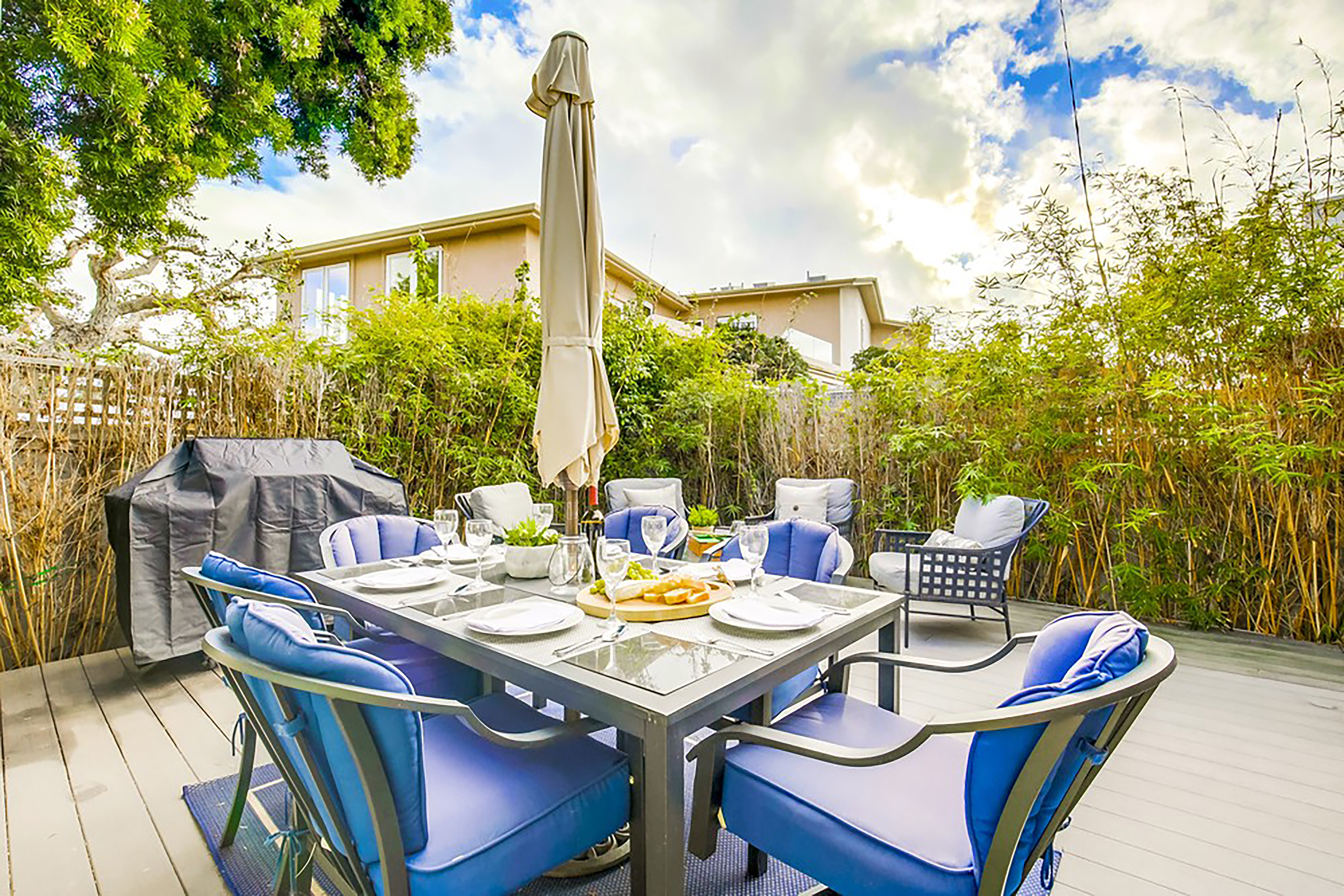 Great Indoor & Outdoor Living 4 Bedroom Home Walk to Beach
