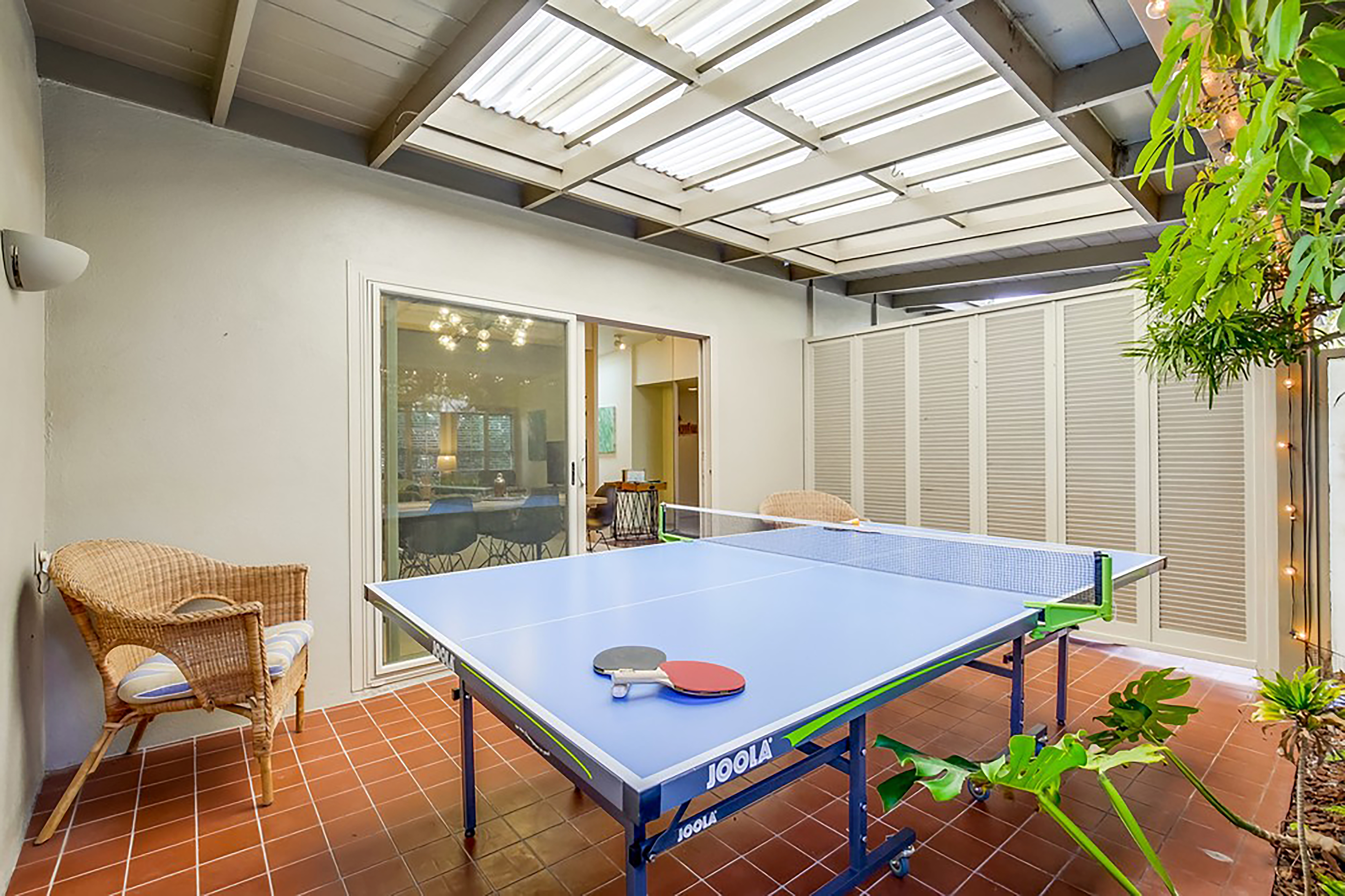 Great Indoor & Outdoor Living 4 Bedroom Home Walk to Beach