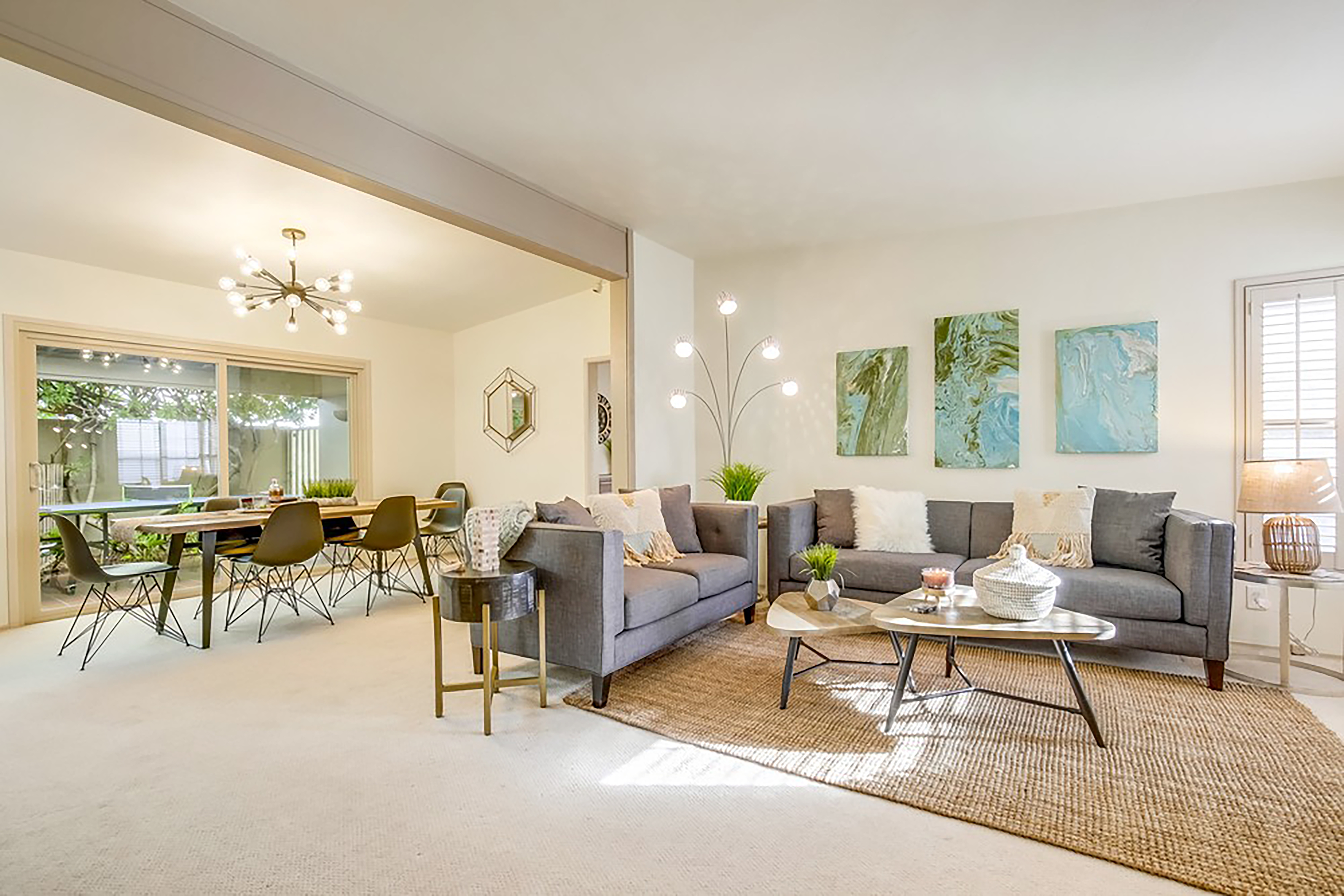 Great Indoor & Outdoor Living 4 Bedroom Home Walk to Beach