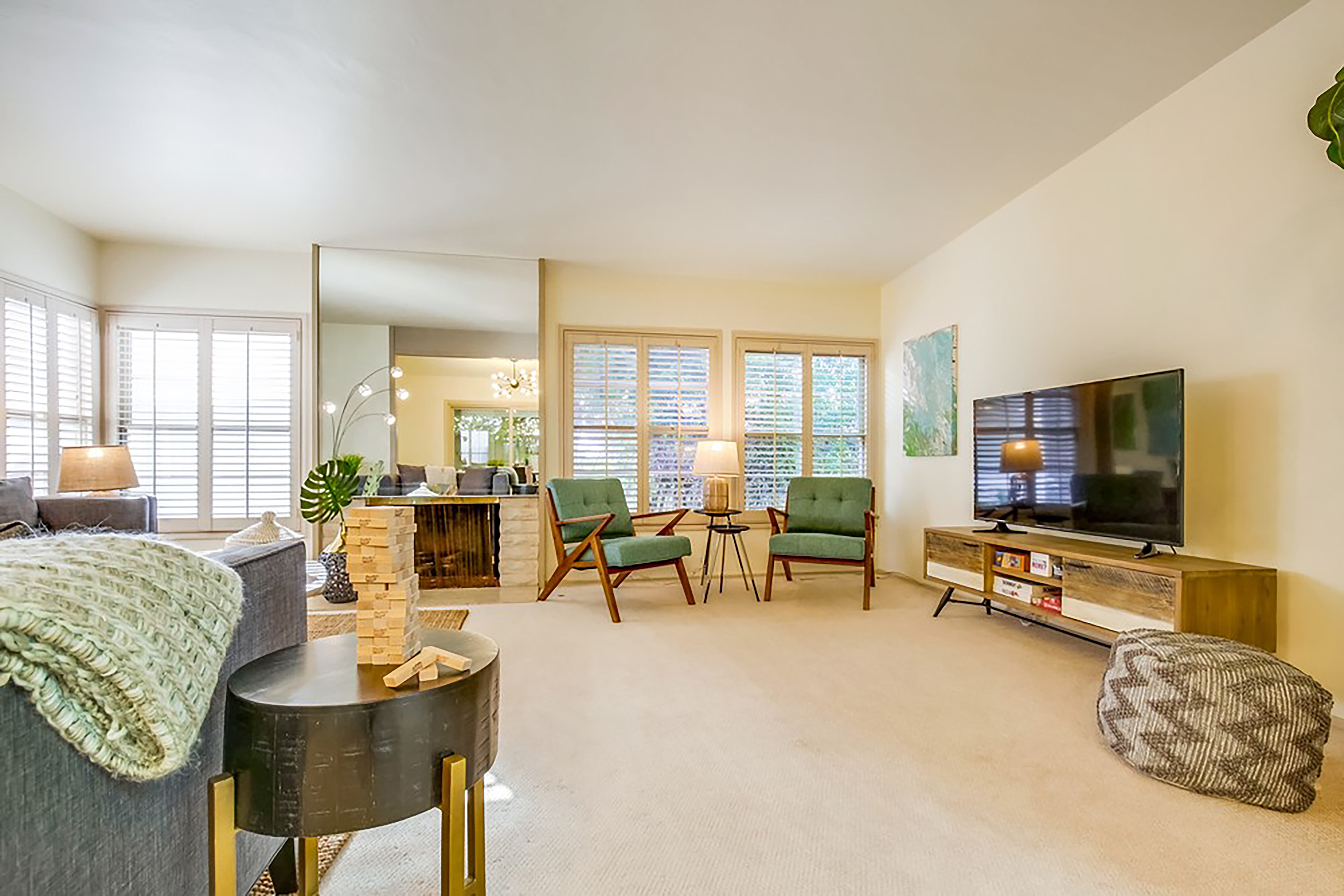 Great Indoor & Outdoor Living 4 Bedroom Home Walk to Beach