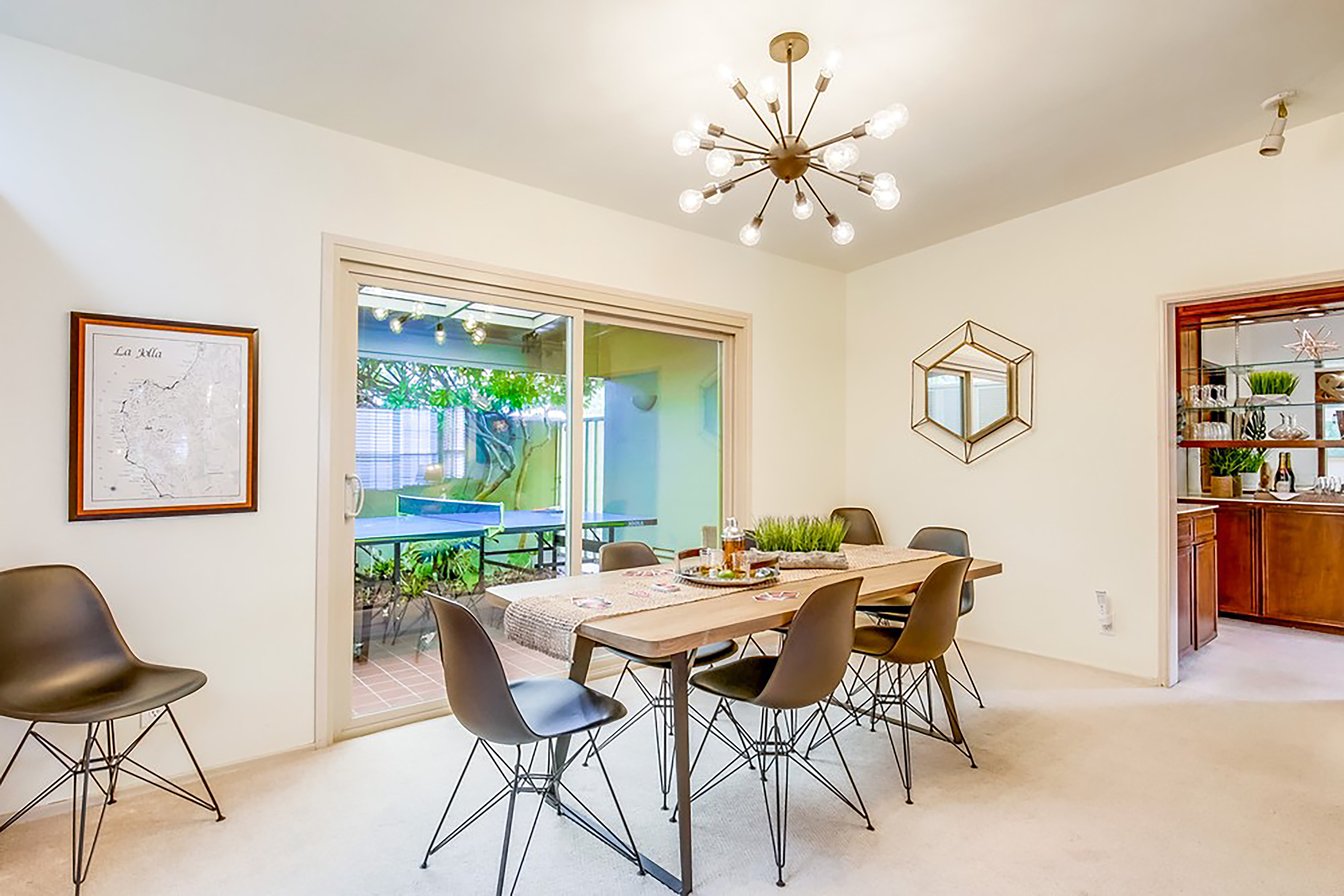 Great Indoor & Outdoor Living 4 Bedroom Home Walk to Beach