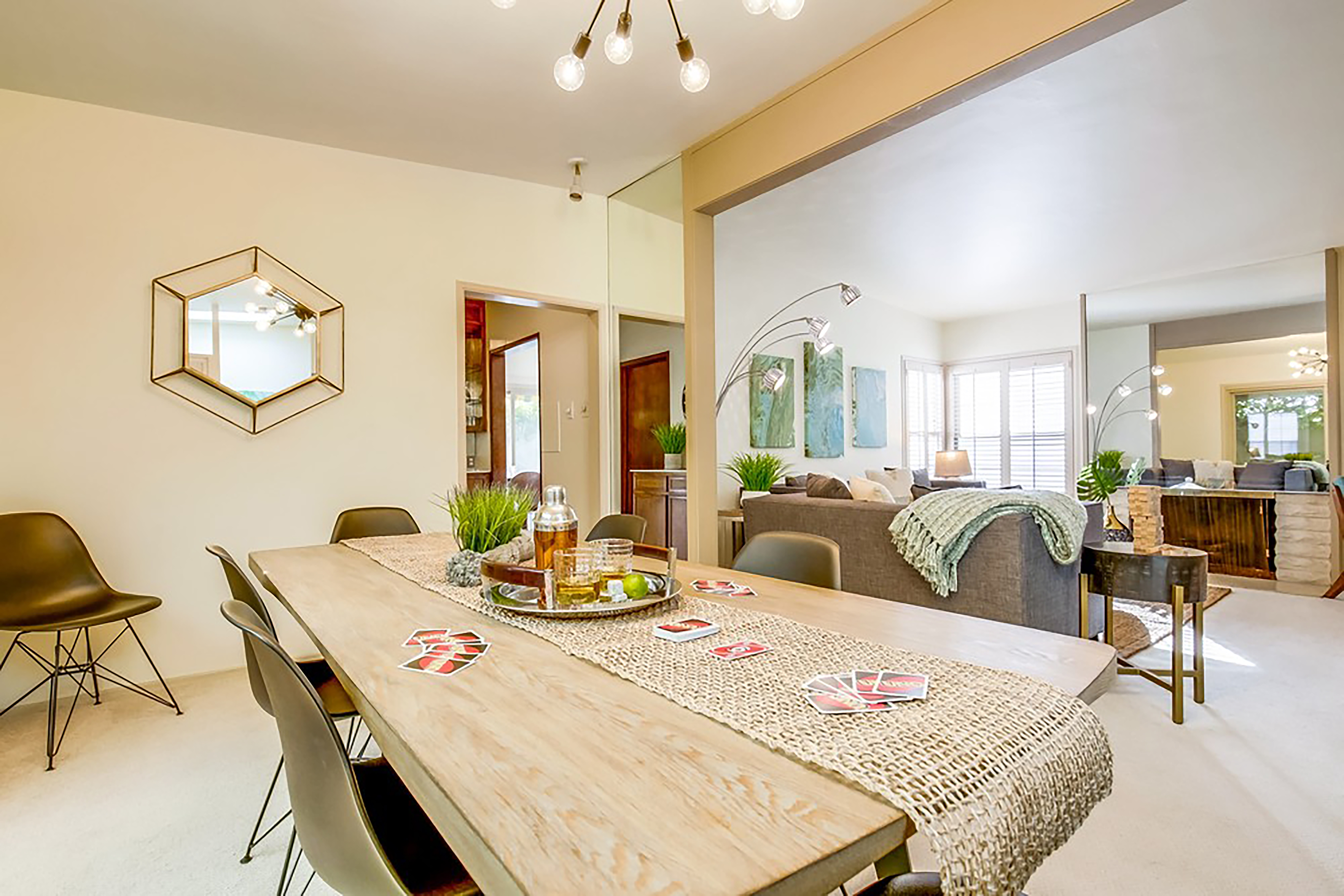 Great Indoor & Outdoor Living 4 Bedroom Home Walk to Beach