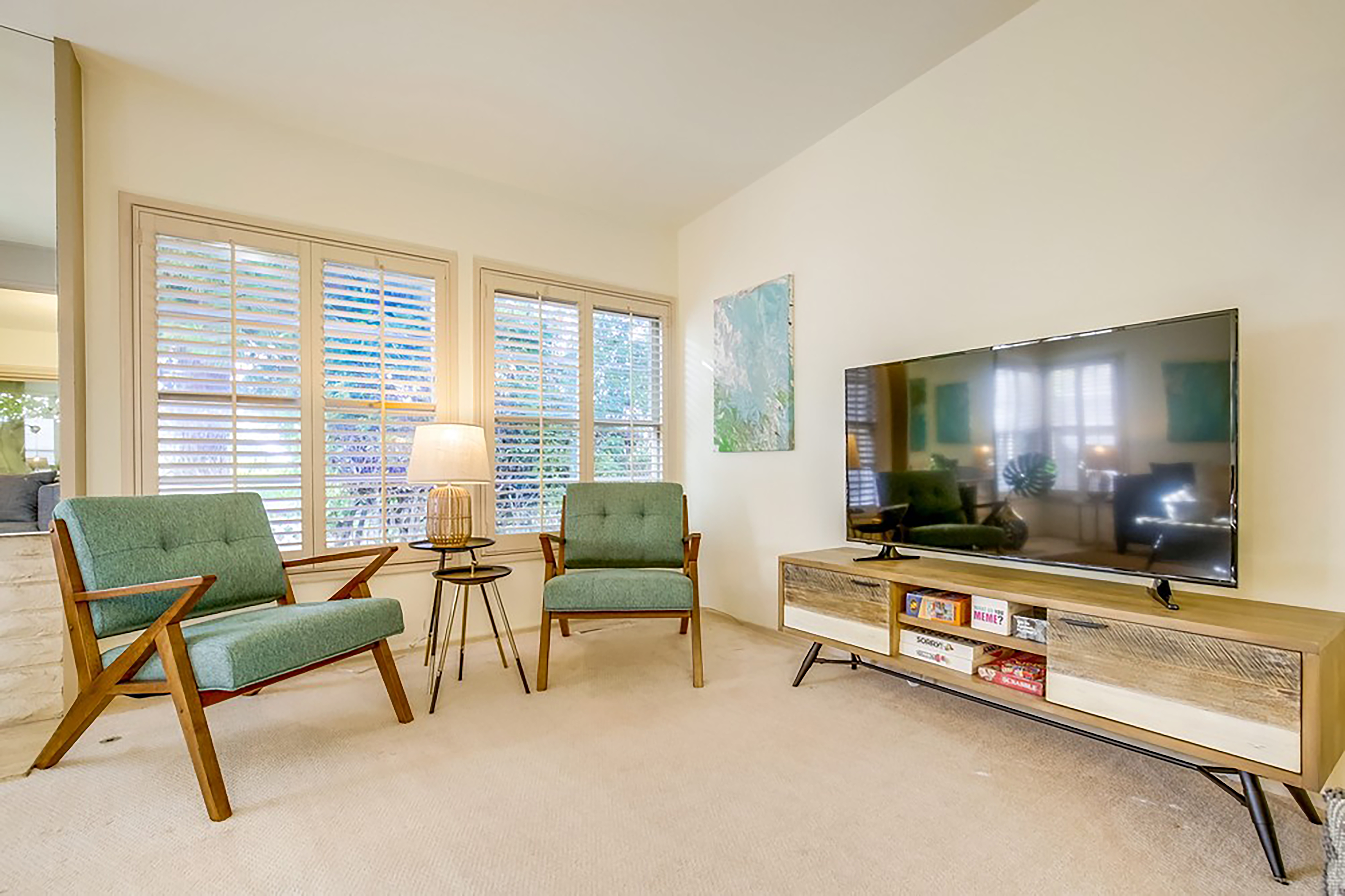 Great Indoor & Outdoor Living 4 Bedroom Home Walk to Beach